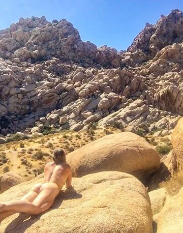 全裸做「妹妹日光浴」獲得正能量她每天曬30秒狂讚：創造力都變強了