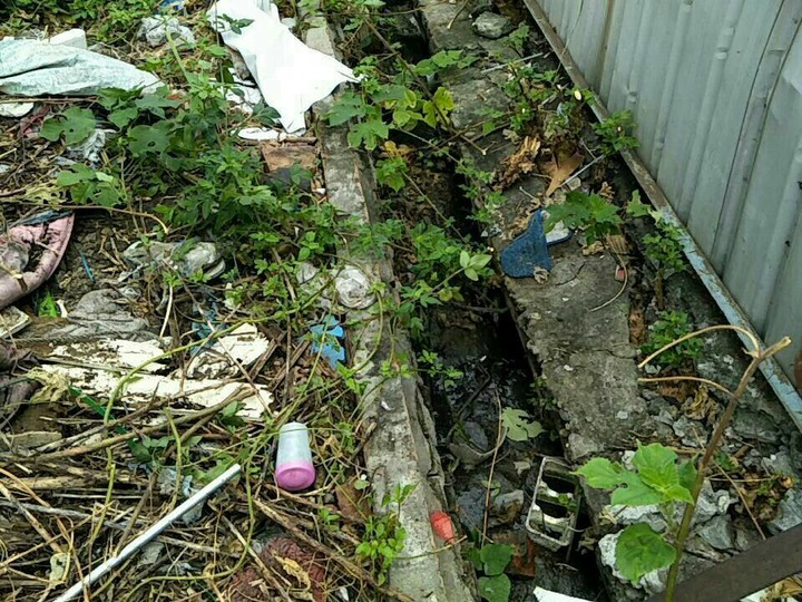 鄰居私人水溝經過我的土地，請問該如何處理....