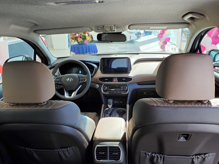 [靜態賞車] 進口身份的第4代Hyundai Santa Fe 5+2七人座休旅 大地銅色