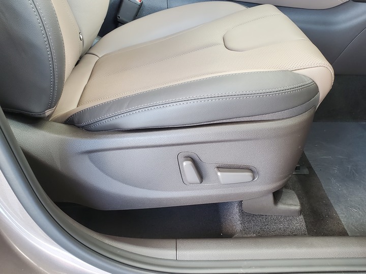 [靜態賞車] 進口身份的第4代Hyundai Santa Fe 5+2七人座休旅 大地銅色