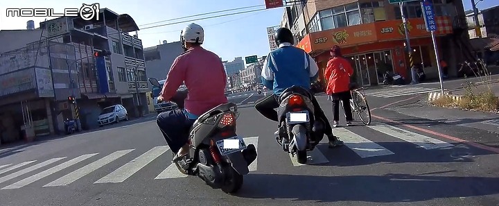 點我看大圖 光陽原廠精品-鴞視界雙鏡頭行車紀錄器(WIFI)