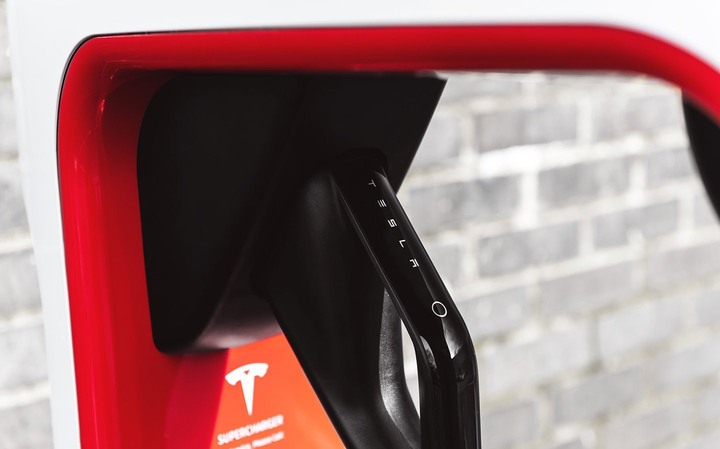 《超級充電站》歐洲首座V3超充啟用／新式充電槍 (2019/12)