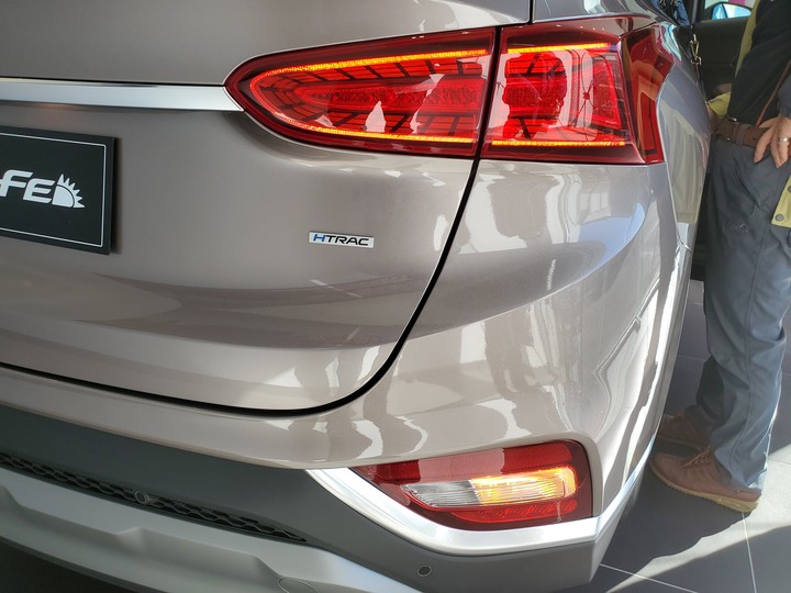 [靜態賞車] 進口身份的第4代Hyundai Santa Fe 5+2七人座休旅 大地銅色
