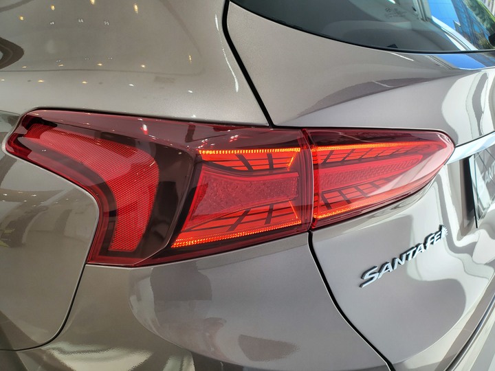 [靜態賞車] 進口身份的第4代Hyundai Santa Fe 5+2七人座休旅 大地銅色