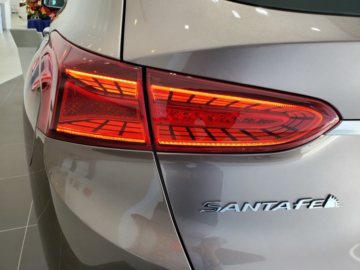 [靜態賞車] 進口身份的第4代Hyundai Santa Fe 5+2七人座休旅 大地銅色