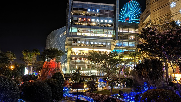 HTC U12+高雄夢時代耶誕夜景手持自動直出無修正