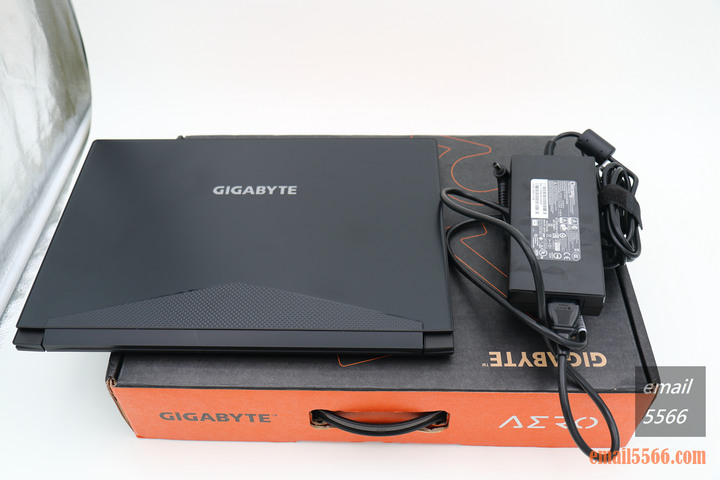 點我看大圖 GIGABYTE AERO 15 X9 AI智慧筆電x高效能電競商務