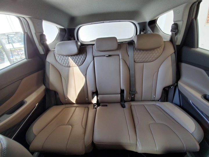 [靜態賞車] 進口身份的第4代Hyundai Santa Fe 5+2七人座休旅 大地銅色