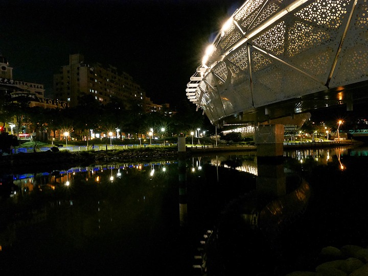 高雄市 三民區 愛河之心 — 令人醉心的璀璨光影湖景