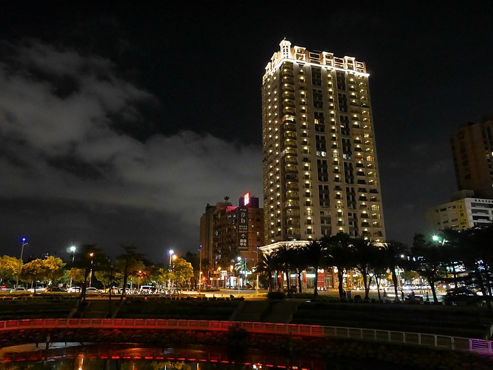 高雄市 三民區 愛河之心 — 令人醉心的璀璨光影湖景