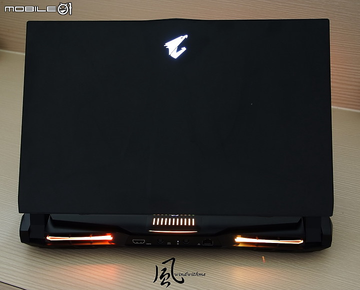 點我看大圖 機械式鍵盤與極窄邊框螢幕 - 技嘉 AORUS 17高階電競筆電解析