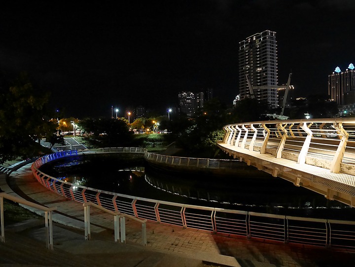 高雄市 三民區 愛河之心 — 令人醉心的璀璨光影湖景