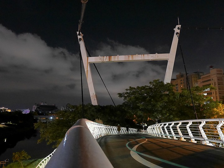 高雄市 三民區 愛河之心 — 令人醉心的璀璨光影湖景