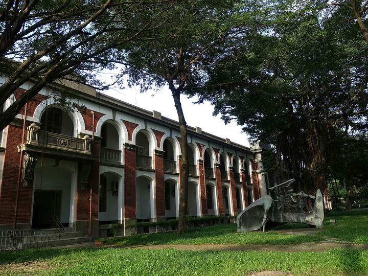 臺南市 東區 原日軍臺灣步兵第二聯隊營舍|禮賢樓、大成館及舊文學院館,外掛成功湖與榕園大榕樹 - 日治時期最南端陸軍前進基地