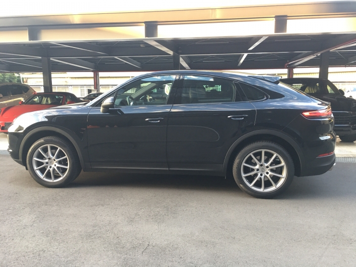 Porsche Cayenne Coupe 尾部第二支自動升降尾翼
