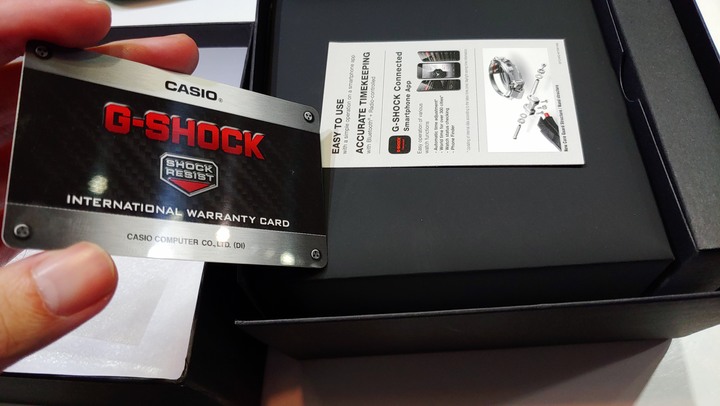 又快到年末了,買個禮物犒賞自己一下.. 人生第一支破萬的錶,G-shock b1000bd-1a開箱