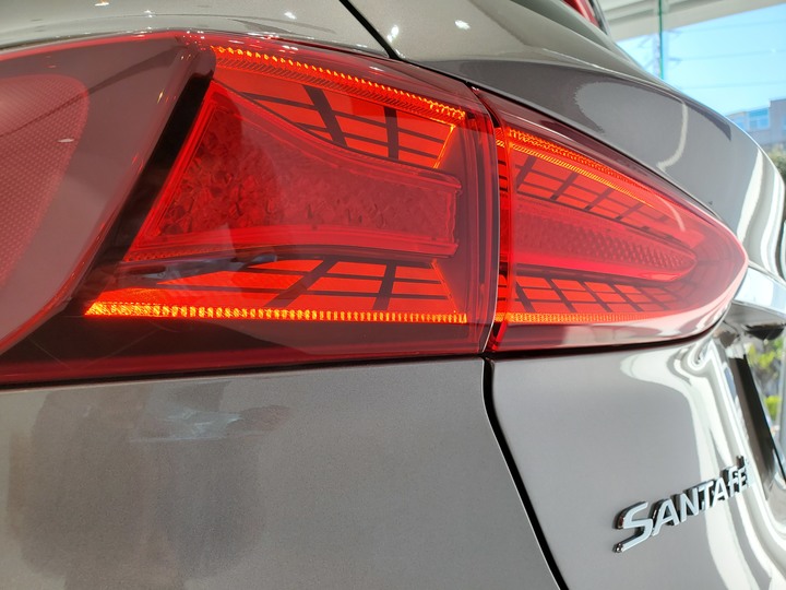 [靜態賞車] 進口身份的第4代Hyundai Santa Fe 5+2七人座休旅 大地銅色