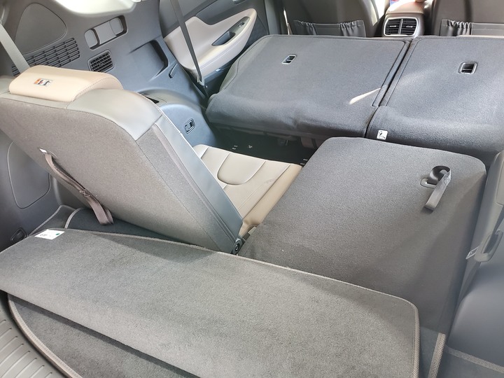 [靜態賞車] 進口身份的第4代Hyundai Santa Fe 5+2七人座休旅 大地銅色