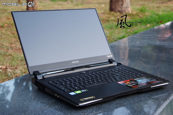 點我看大圖 機械式鍵盤與極窄邊框螢幕 - 技嘉 AORUS 17高階電競筆電解析