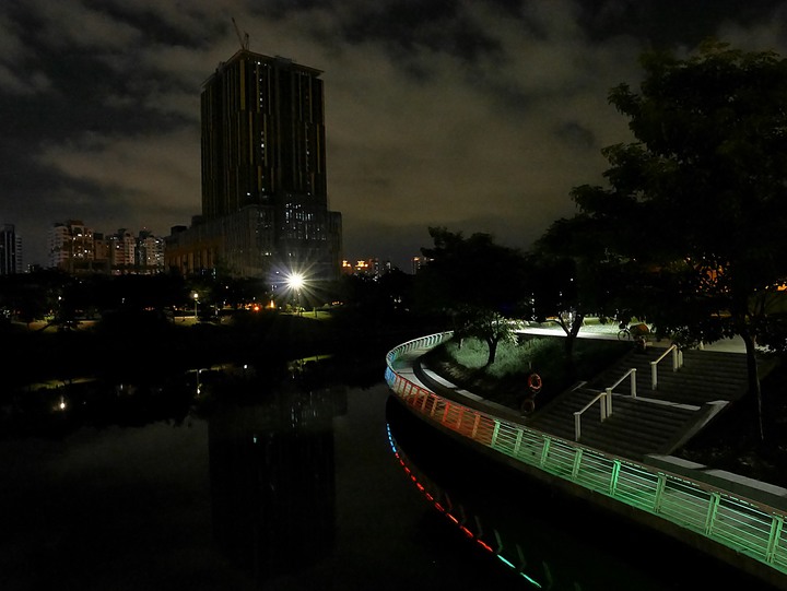 高雄市 三民區 愛河之心 — 令人醉心的璀璨光影湖景