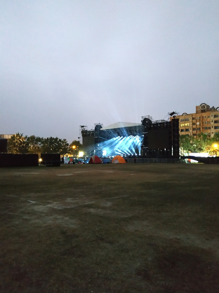 年青真好，還可以搭帳篷