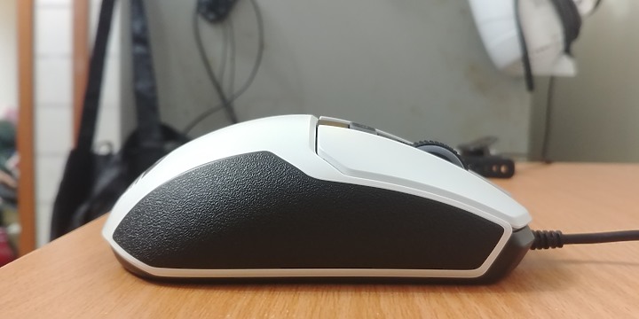 【小宅開箱】德國冰豹 Roccat Kain 102 AIMO 光學滑鼠 白色－不專業開箱 單純分享心得
