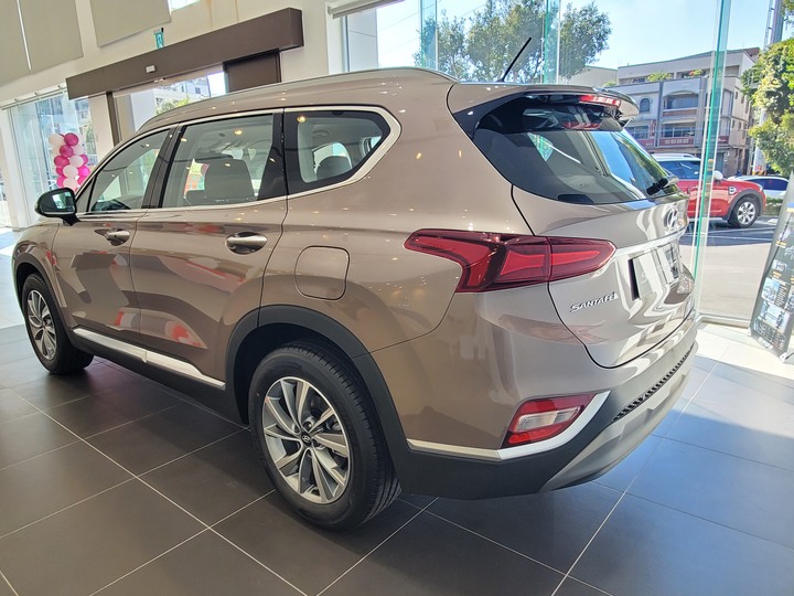 [靜態賞車] 進口身份的第4代Hyundai Santa Fe 5+2七人座休旅 大地銅色