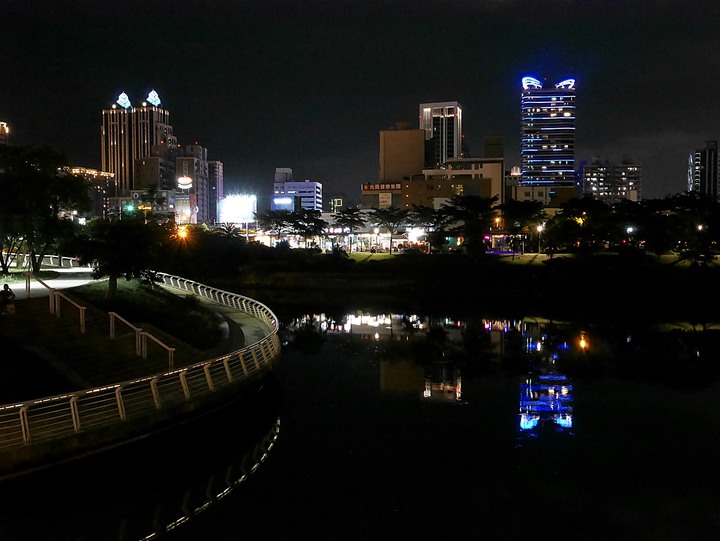 高雄市 三民區 愛河之心 — 令人醉心的璀璨光影湖景
