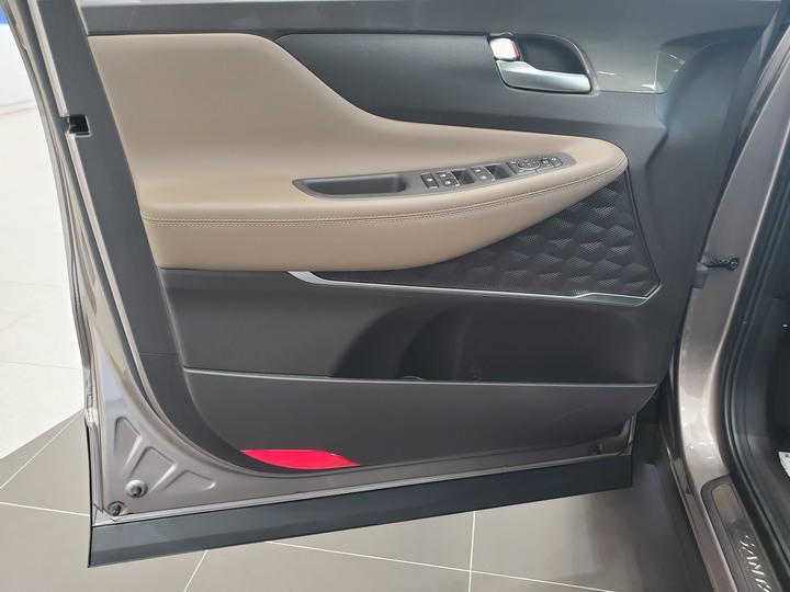 [靜態賞車] 進口身份的第4代Hyundai Santa Fe 5+2七人座休旅 大地銅色