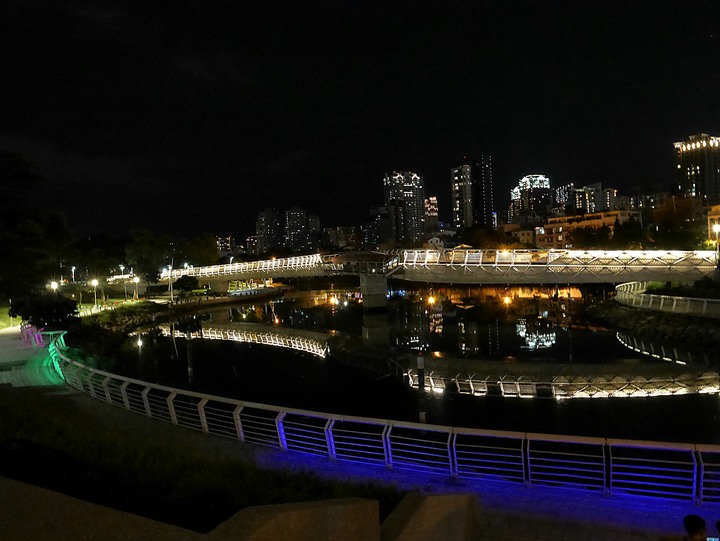 高雄市 三民區 愛河之心 — 令人醉心的璀璨光影湖景