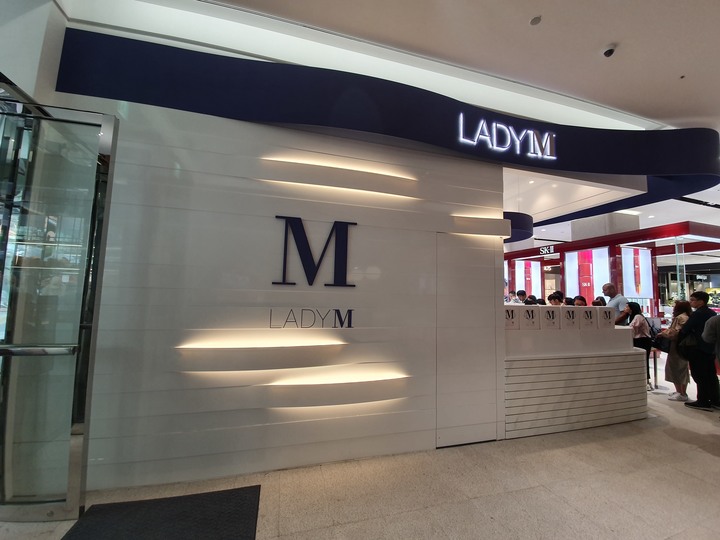 [台北信義] 挑高10米的Lady M遠百信義A13  開幕限定「香檳千層蛋糕」+「草莓鮮果昔」