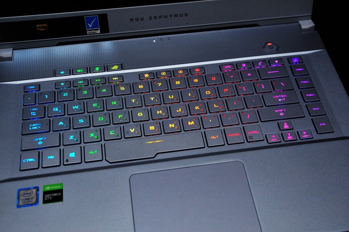 點我看大圖 遊戲工作兩不誤,ASUS ROG Zephyrus M GU502GU 冰河藍電競筆電開箱測試