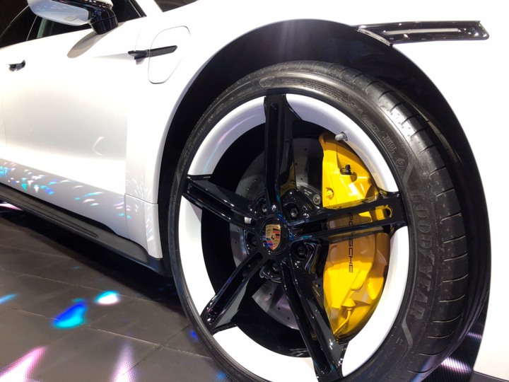車展小開箱Taycan Turbo S,內裝試坐