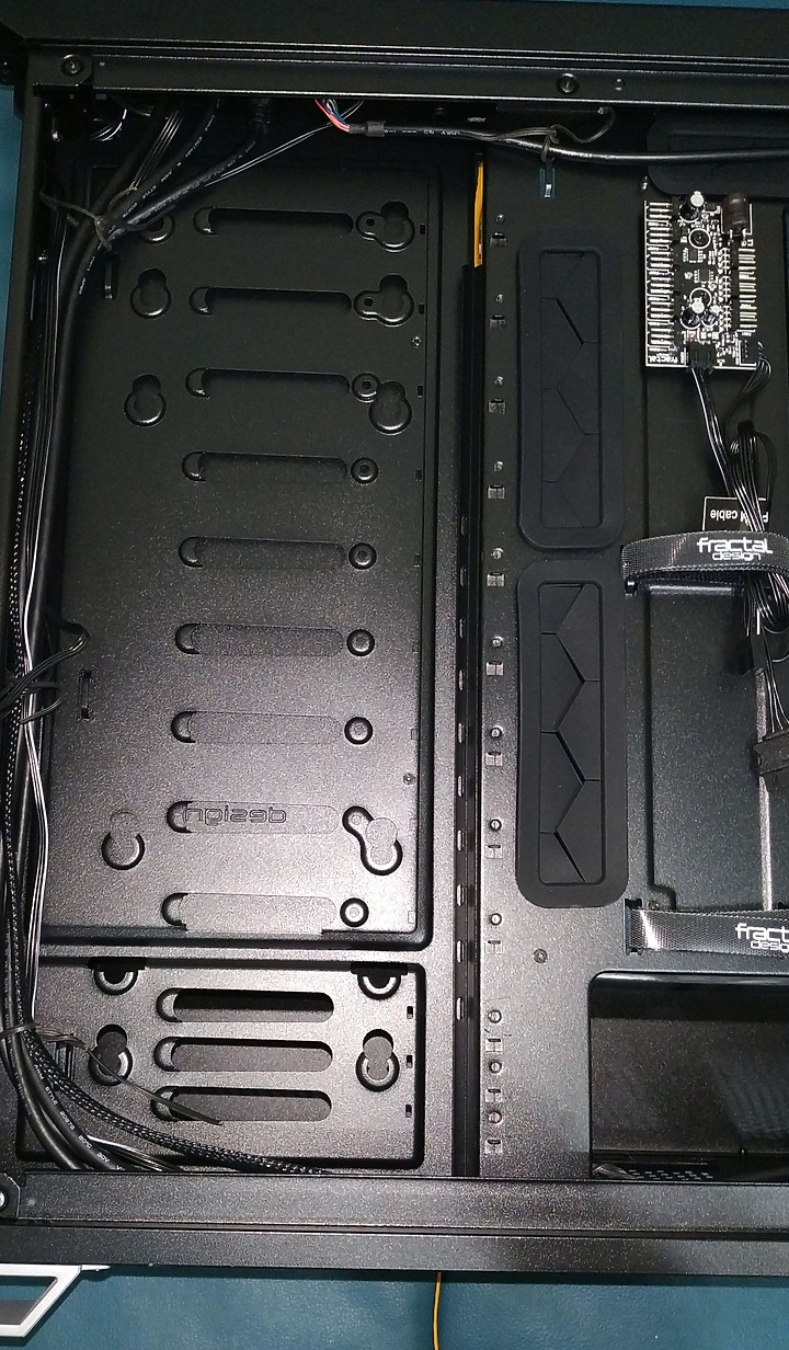 點我看大圖 萬眾矚目Fractal design年度旗艦 Vector RS Dark TG機殼開箱