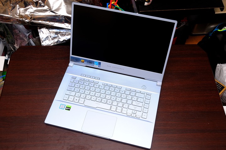 點我看大圖 遊戲工作兩不誤,ASUS ROG Zephyrus M GU502GU 冰河藍電競筆電開箱測試
