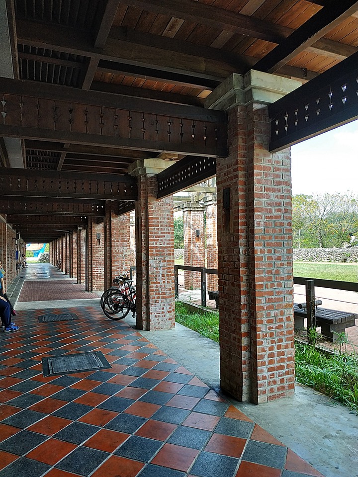 臺中 東勢 客家文化園區｜舊火車站｜樟腦故事體驗館 — 從鐵路車站到鐵馬驛站，身分改變，任務不變