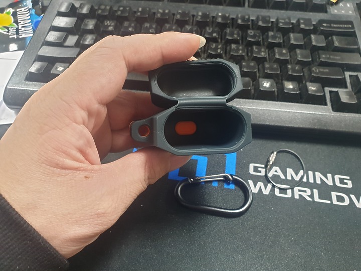 UAG AirPods 耐衝擊防水防塵保護殼心得分享