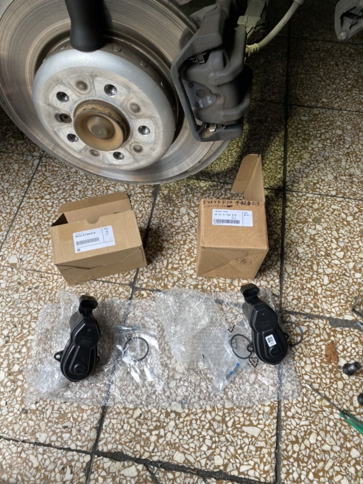 F10 520d 電子煞車駐車器故障
