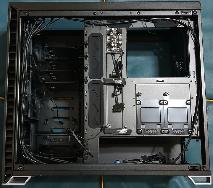 點我看大圖 萬眾矚目Fractal design年度旗艦 Vector RS Dark TG機殼開箱