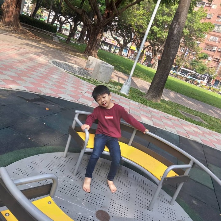 【台中│遊記】超Q恐龍造型遊樂設施出沒英才公園！不只好拍又能蹓小孩！