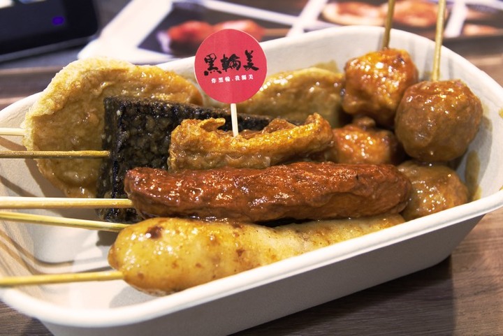 【台中│食記】逢甲必吃美食！獨門古早味醬汁串炸黑輪炸出新滋味