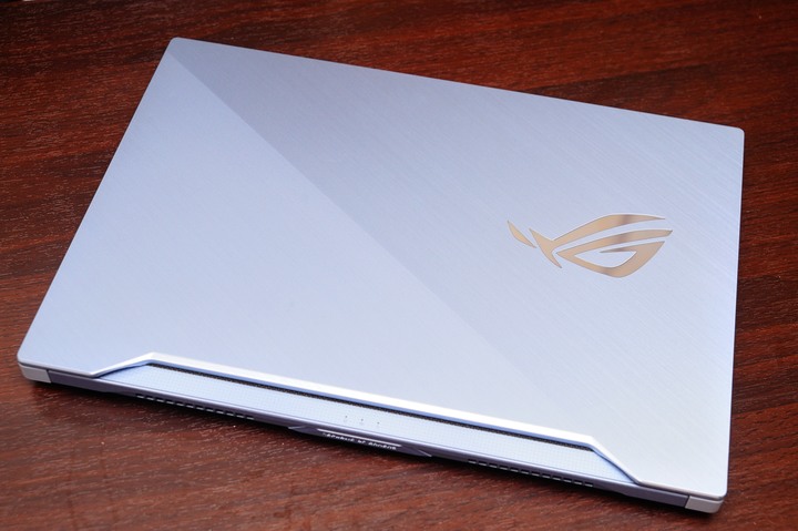 點我看大圖 遊戲工作兩不誤,ASUS ROG Zephyrus M GU502GU 冰河藍電競筆電開箱測試