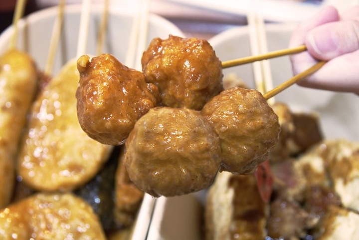 【台中│食記】逢甲必吃美食！獨門古早味醬汁串炸黑輪炸出新滋味