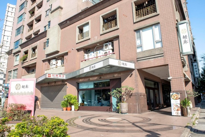 【台中│食記】裝潢文青、餐點狂野的麵館！三大支牛肋讓人啃得超滿足