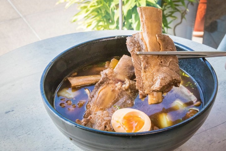 【台中│食記】裝潢文青、餐點狂野的麵館！三大支牛肋讓人啃得超滿足