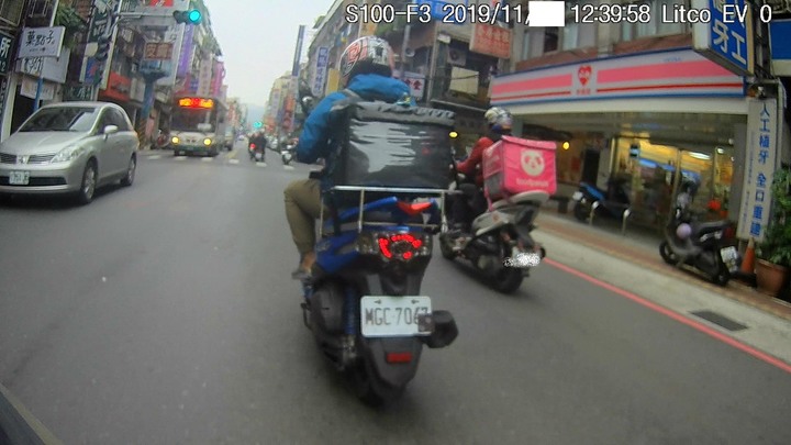 告毀損？要搶銀行者很多都會先遮車牌，踢掉遮牌物實錄。(此案已舉發)