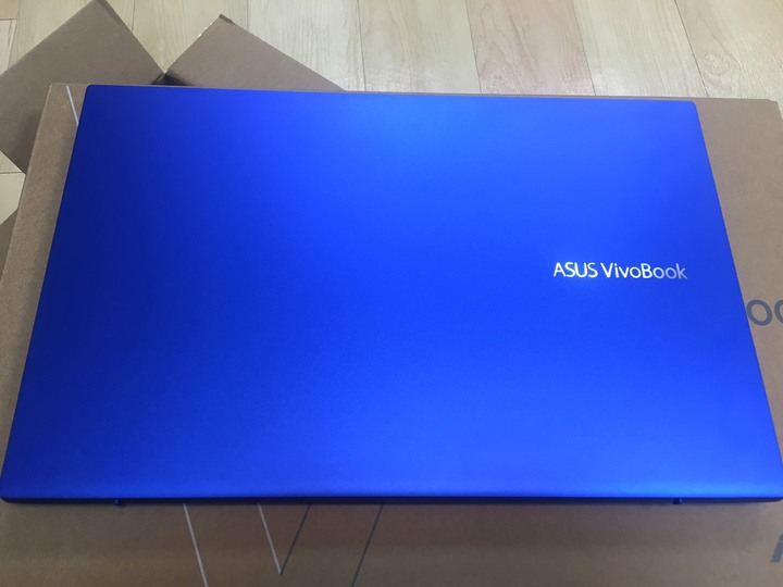 【簡易開箱】Vivobook S S531藍不倒 – 鈷藍配霓虹紅的撞色筆電