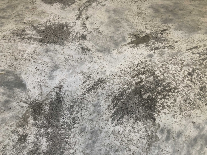 我的水泥粉光地板 好像怪怪的