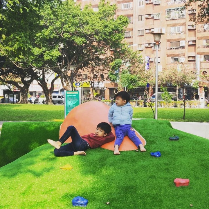 【台中│遊記】超Q恐龍造型遊樂設施出沒英才公園！不只好拍又能蹓小孩！