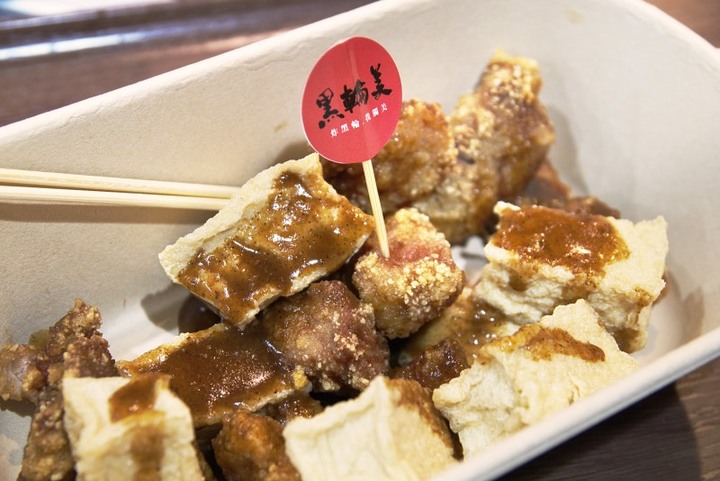 【台中│食記】逢甲必吃美食！獨門古早味醬汁串炸黑輪炸出新滋味